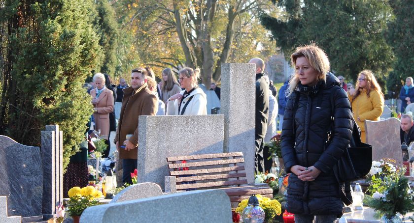 Wszystkich Świętych 2021. Tłumy odwiedziły świecki cmentarz [ZDJĘCIA]