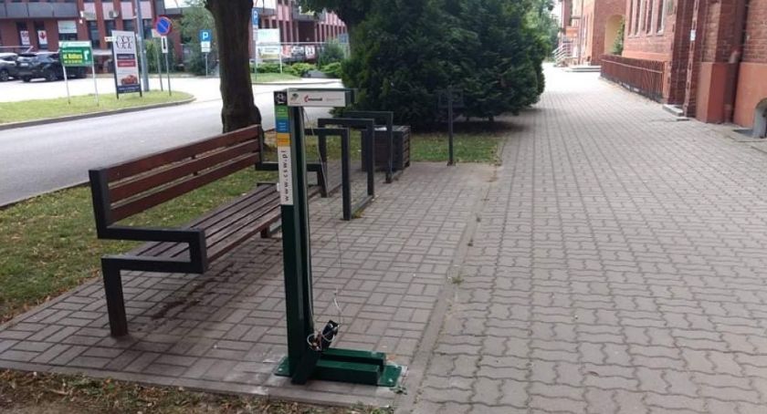 W Świeciu pojawiły się stacje naprawy rowerów. Udana współpraca Mondi i Powiatu Świeckiego