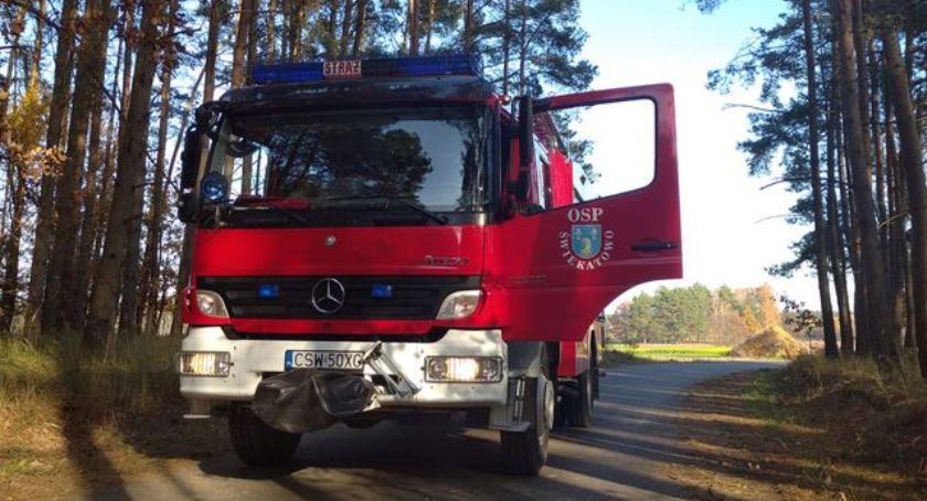 Dachowanie samochodu w Świekatowie. Jedna osoba trafiła do szpitala