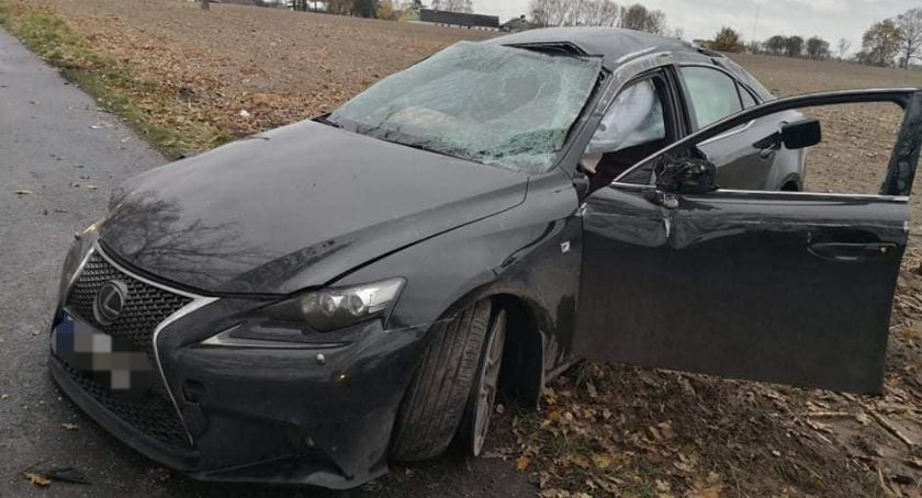 Lexus dachował w Niewieścinie. Kierowca miał dużo szczęścia