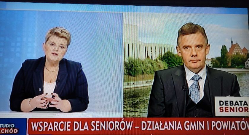 Dariusz Woźniak w telewizji zachwalał miejską kartę seniora. - Korzystają seniorzy, przedsiębiorcy i samorząd - przekonywał