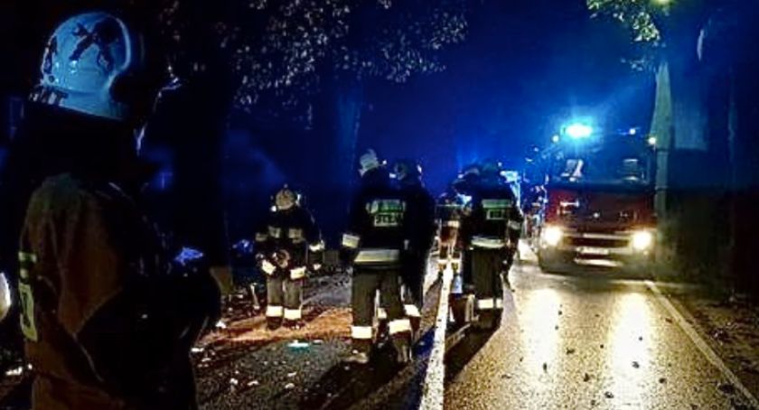 Golf dachował na łuku drogi. Kierowca nie był w stanie wysiąść w samochodu