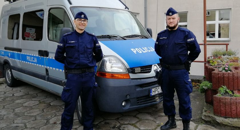 Założył pasek na szyję i przymocował do gałęzi. Pomoc przyszła w ostatniej chwili