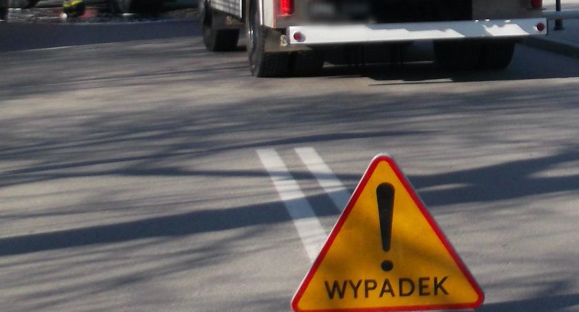 Opel tigra dachował na polu. Policja szuka kierowcy