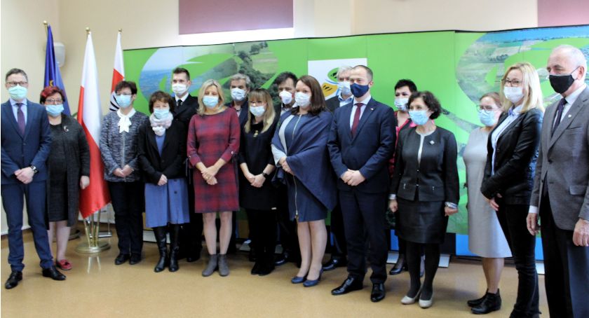 Medycy nagrodzeni za swoją walkę z epidemią. Wojewoda wręczył im odznaczenia