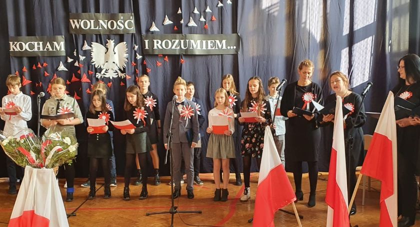 Narodowe Święto Niepodległości w SP nr 2 w Nowem. Uczniowie ukazali ducha narodu polskiego [ZDJĘCIA]