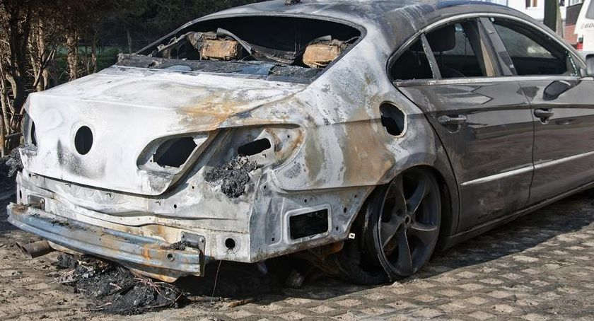 Nocny pożar auta w gminie Drzycim. Strażacy podejrzewają podpalenie