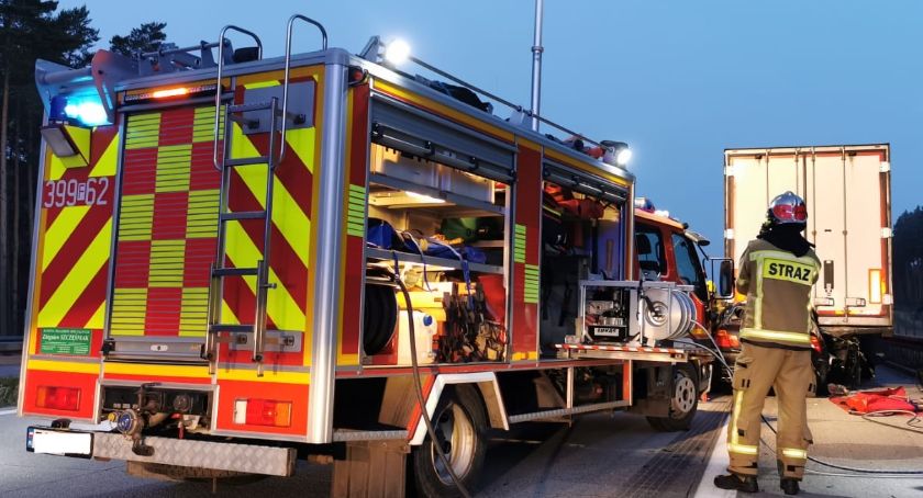 Zablokowana autostrada A1. Na przewróconą ciężarówkę najechały samochody osobowe
