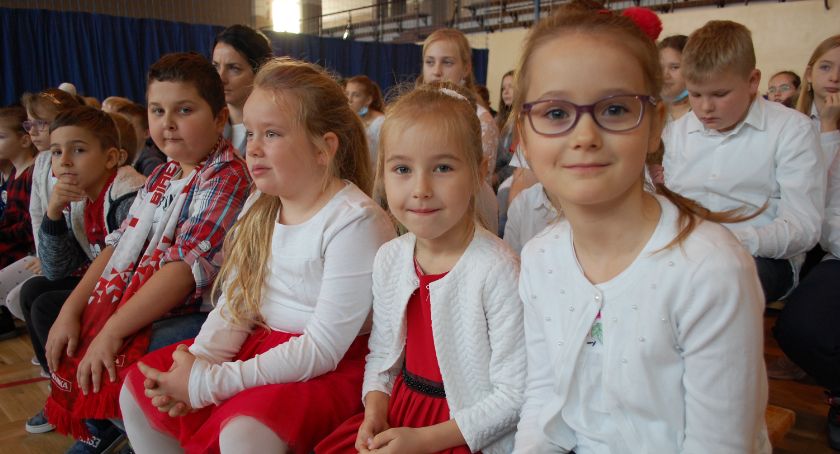 Uczniowie z Gruczna walczyli o wolność w turnieju. Jak szkoła obchodziła narodowe święto? [ZDJĘCIA]