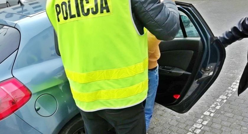 Policjanci zatrzymali mężczyzne, który się podejrzanie zachowywał. Okazało się, że nie bez powodu