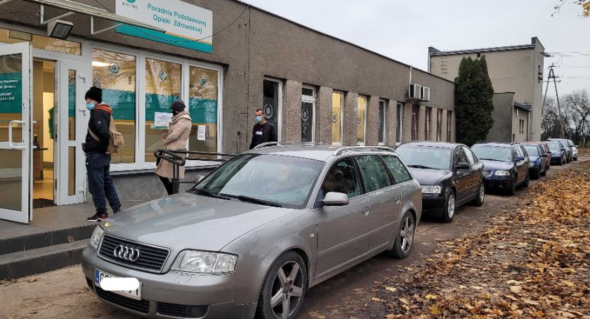 Kolejki w punkcie wymazowym w Świeciu. Zmienione zostały godziny otwarcia