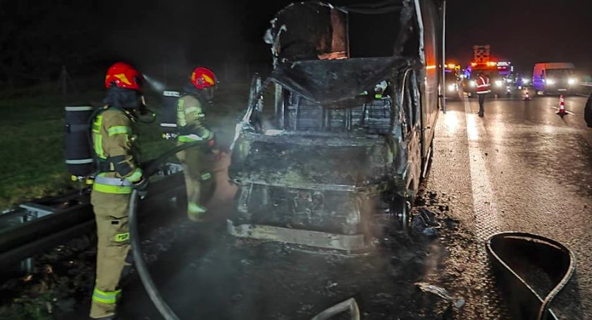 Na A1 spłonął samochód z meblami. Autostrada była całkowicie zablokowana [ZDJĘCIA]