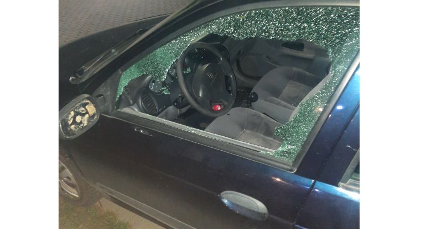 Uderzył w auto w Dworzysku i uciekł. Kobieta z uszkodzonego samochodu została zraniona szkłem