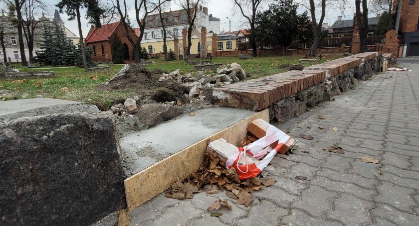 Powalone przez wichurę drzewo ponad rok temu zniszczyło ogrodzenie cmentarza w Świeciu. W końcu rozpoczęła się naprawa