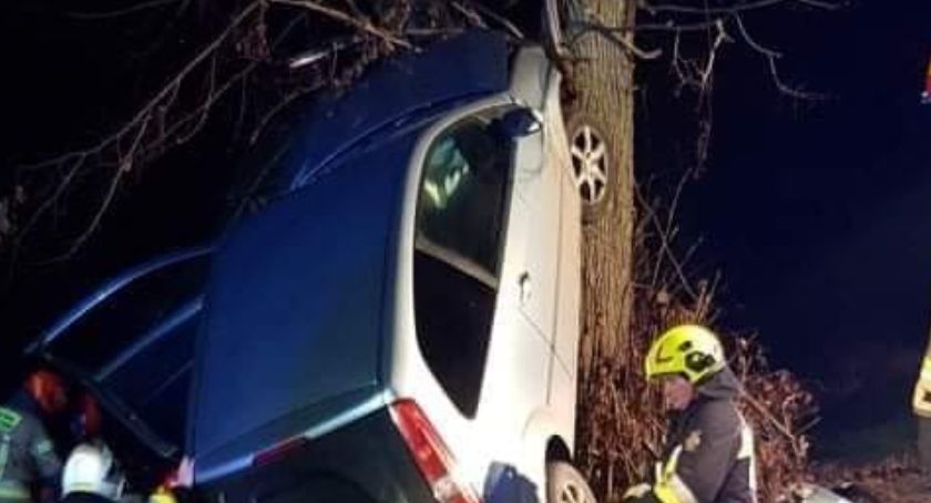 Auto wbiło się na drzewo. Za kierownicą siedziała 19-latka