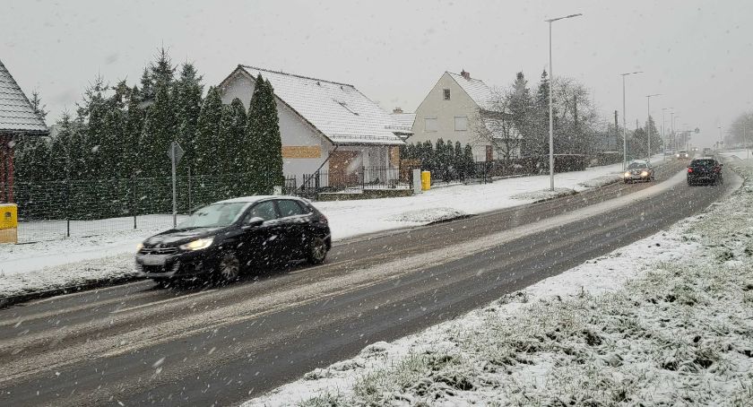 Posypało śniegiem w powiecie świeckim. Na drogach jest ślisko. Warto zdjąć nogę z gazu