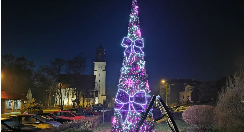 Choinka rozbłysnęła w Osiu. Dlaczego w tym roku postawiono na sztuczną ozdobę?