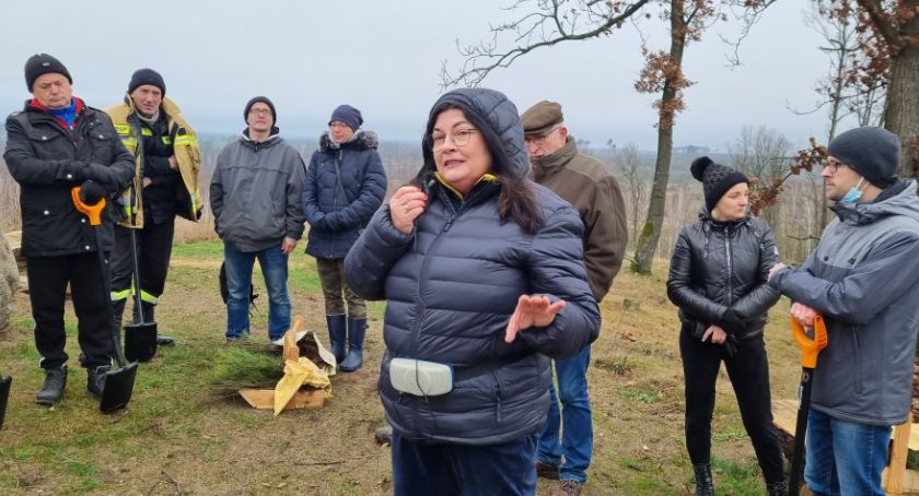 Przedstawiciele gminy Świekatowo chwycili za szpadle. Poszli sadzić las [ZDJĘCIA]