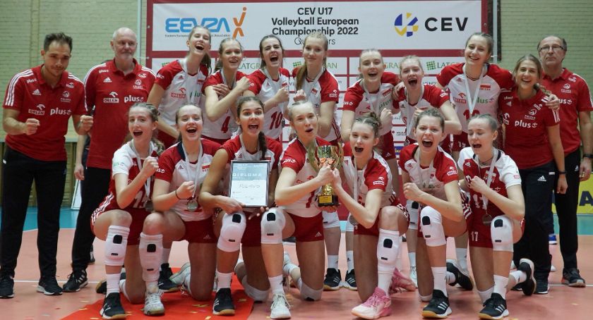 Kornelia Drosdowska i Wiktoria Szewczyk wraz z kadrą Polski U-17 wicemistrzyniami Europy Wschodniej