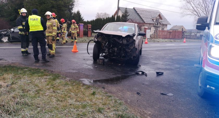 Czołowe zderzenie pod Świeciem, auto w rowie w gm. Drzycim. Niebezpiecznie na drogach w powiecie świeckim
