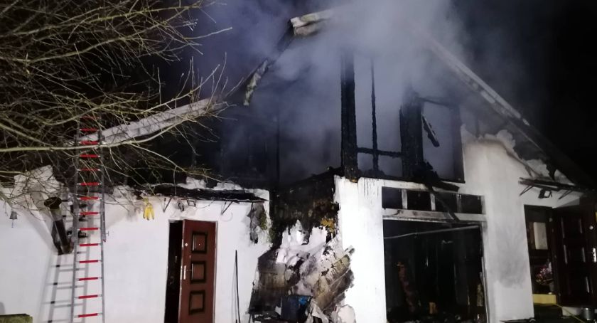 Płonie dom. Na miejscu działa osiem jednostek straży pożarnej