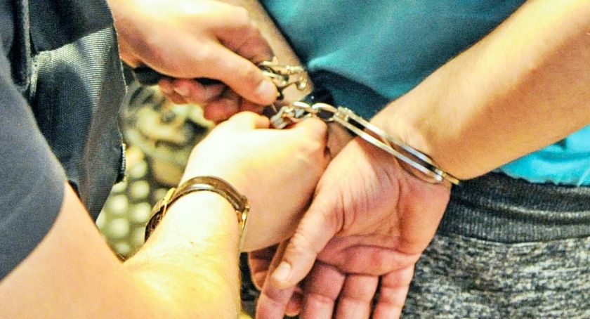 Był poszukiwany, a wpadł w ręce policji przez nerwowe zachowanie. Miał przy sobie podejrzaną substancję