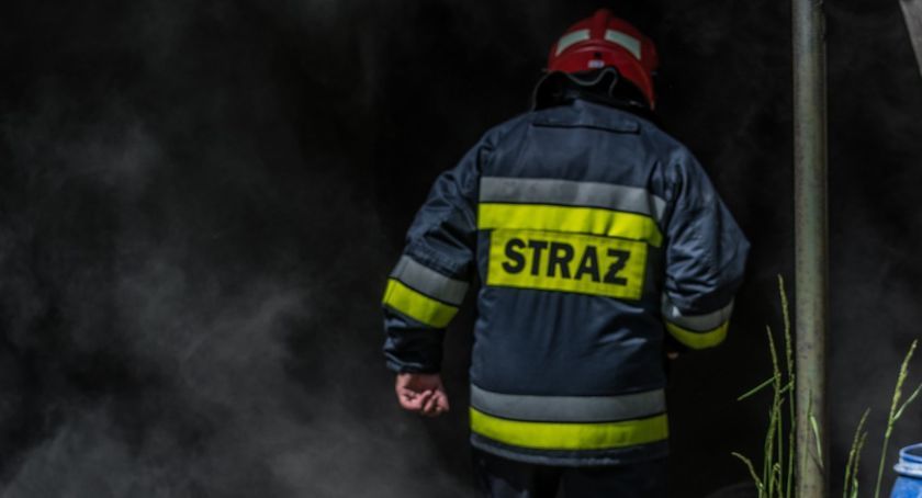 Pożar w domu jednorodzinnym w Lnianie. Ogień wybuchł w pokoju ogrzewanym piecem kaflowym