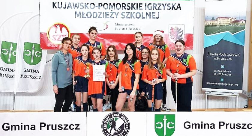 Drużyna dziewcząt z SP Pruszcz trzecia w województwie w unihokeju