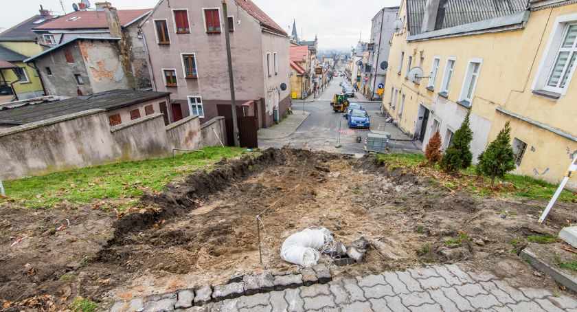 Remont schodów między ul. Kopernika i Wojska Polskiego w Świeciu. Z tej technologii u nas jeszcze nie korzystano