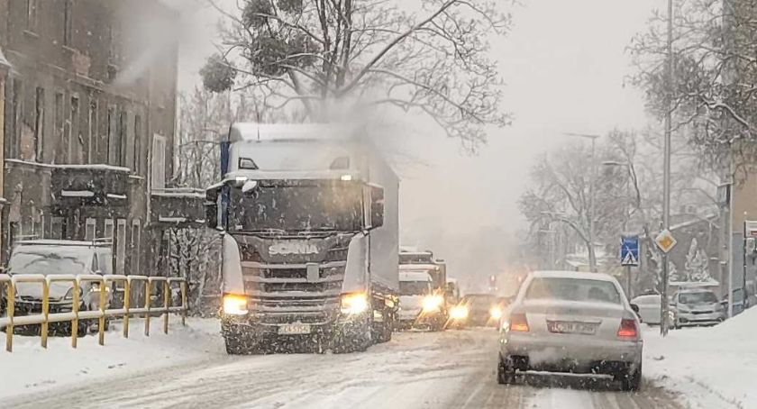 Ciężarówki blokują ulice, Świecie jest zasypane śniegiem. Uważajcie na drogach! [ZDJĘCIA, FILM]