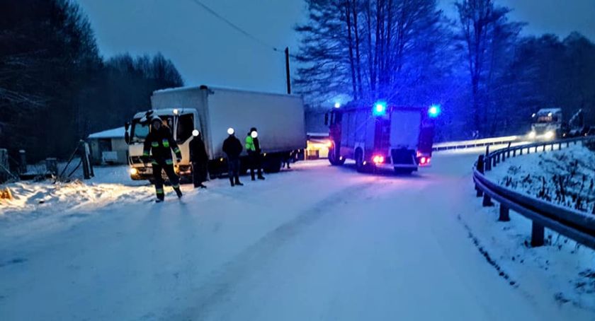 Było tak ślisko, że samochody nie mogły podjechać pod wzniesienie. Musiały interweniować służby
