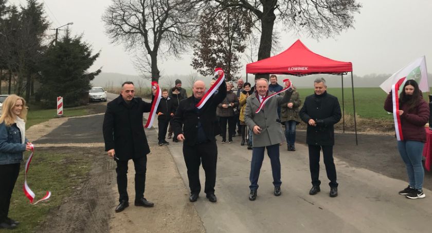 Droga w Łowinku już gotowa. Dokonano przecięcia wstęgi