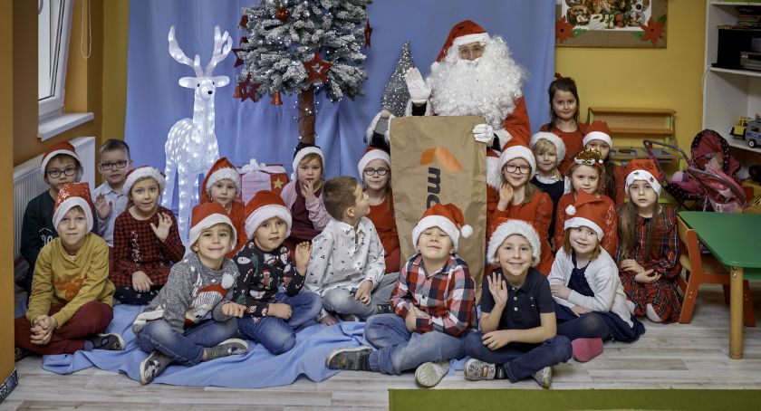 Mikołaj z Mondi odwiedził dzieci w świeckich szkołach i przedszkolach. Dla każdego był prezent