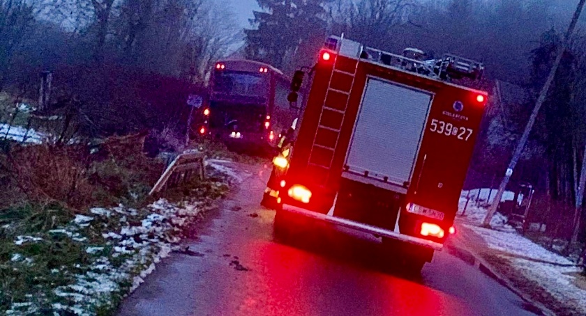 Kolizja szkolnego autobusu w gminie Nowe. Wpadł w poślizg i uderzył w barierki