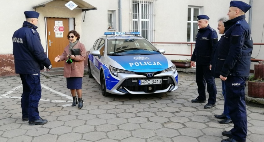 Pierwszy hybrydowy radiowóz w świeckiej policji. - To nasza inwestycja w bezpieczeństwo - mówi starosta [ZDJĘCIA]