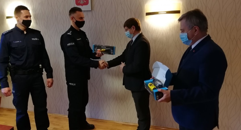 Policjanci z Bukowca dostali nowy sprzęt. Czy poprawi bezpieczeństwo w gminie?