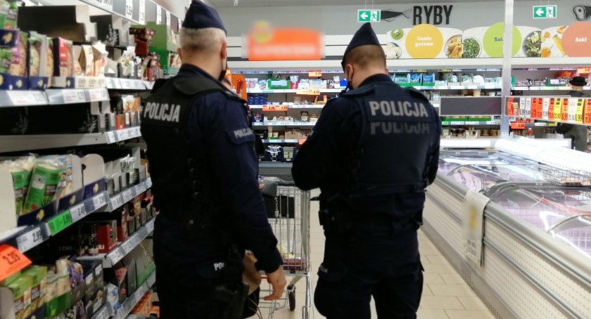 Mężczyzna nie założył w sklepie maseczki, ale na sumieniu miał coś więcej. Policjanci zabrali go na komendę