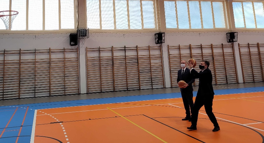 Minister i wójt zagrali w kosza na wyremontowanej hali w Jeżewie