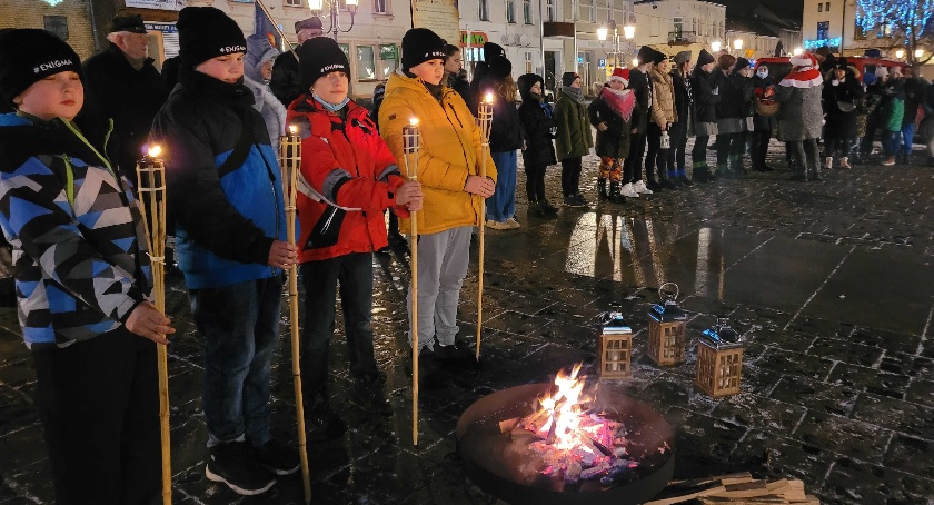 Harcerze przekazali Betlejemskie Światełko Pokoju, a św. Mikołaj upominki i dyplomy grzecznym dzieciom [ZDJĘCIA]