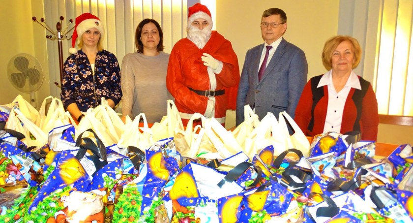 Wigilijne życzenia i paczki dla podopiecznych ośrodka pomocy społecznej w Bukowcu