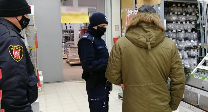 Policjanci i strażnicy miejscy ze Świecia sprawdzają czy nosimy maseczki. Za ich brak w sklepie możemy słono zapłacić 