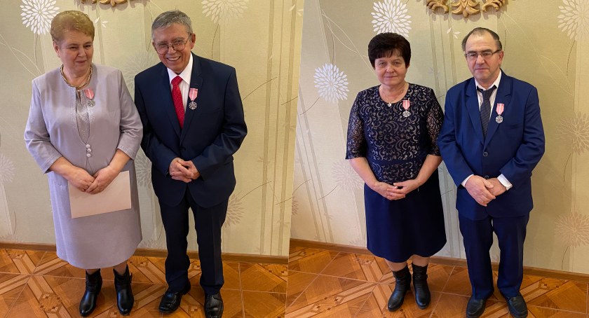 Państwo Jędrzejewscy i Pilarscy z gminy Lniano odebrali medale z okazji 50-lecia małżeństwa