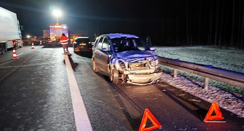 Wypadek na autostradzie. Dwa auta się zderzyły, a trzecie uszkodziło