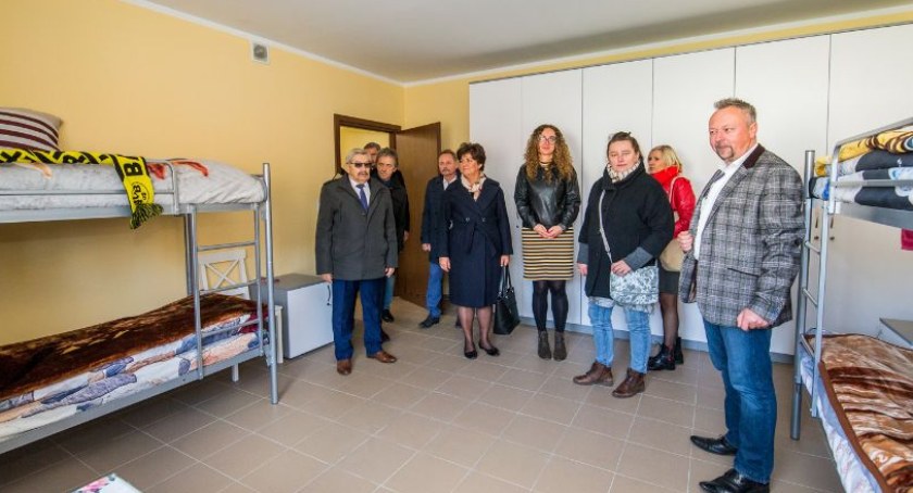 Jak pomóc bezdomnym zimą? Fundacja Aktywizacji i Integracji z Nowego nakręciła klip o bezdomności
