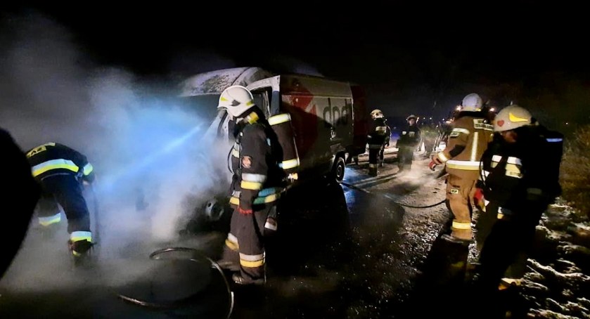 Pożar samochodu dostawczego na drodze powiatowej. Spore straty