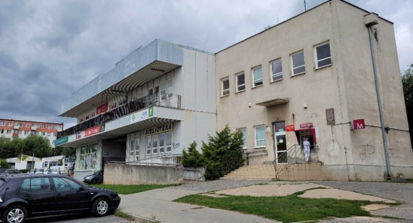 Biblioteka już się wyprowadziła, a przedsiębiorca nie podpisał umowy. Co dalej z remontem budynku przy ul. Wyszyńskiego?