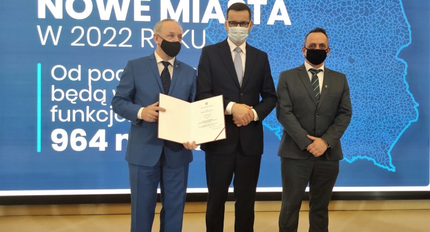 Wójt Pruszcza spotkał się z premierem. Uroczyście wręczono akt