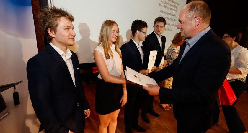 Ci uczniowie z powiatu świeckiego otrzymali stypendia od marszałka. Zobacz, kto sobie zasłużył