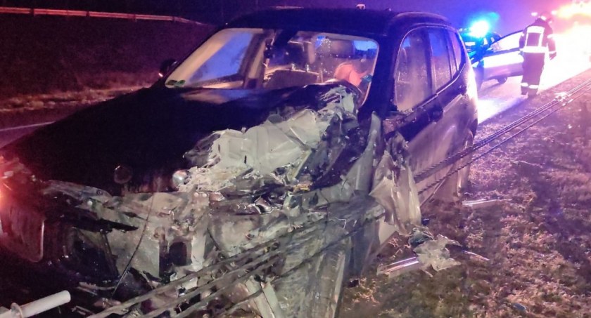 29-latek uderzył w barierki na autostradzie. Przy okazji uszkodził trzy inne auta