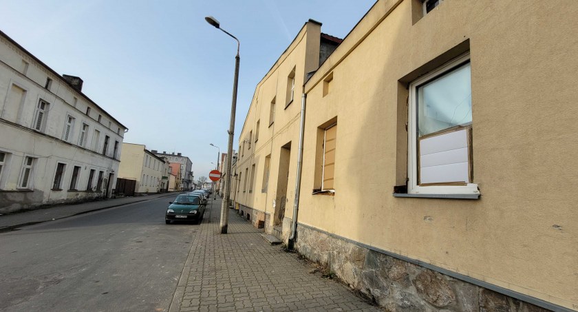 39-latek straszył mieszkańców jednej z ulic w Świeciu i narobił szkód. Usłyszał zarzuty